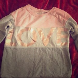 I’m selling a cute long sleeves shirt